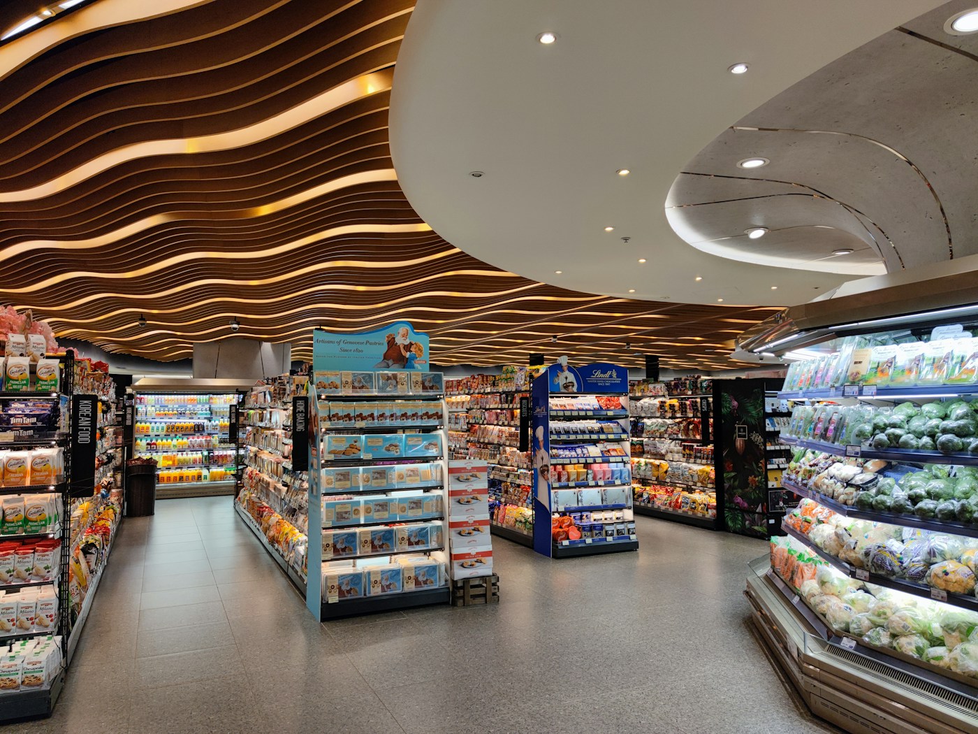 Ahşap tavanlı geniş marketin ürün reyonları