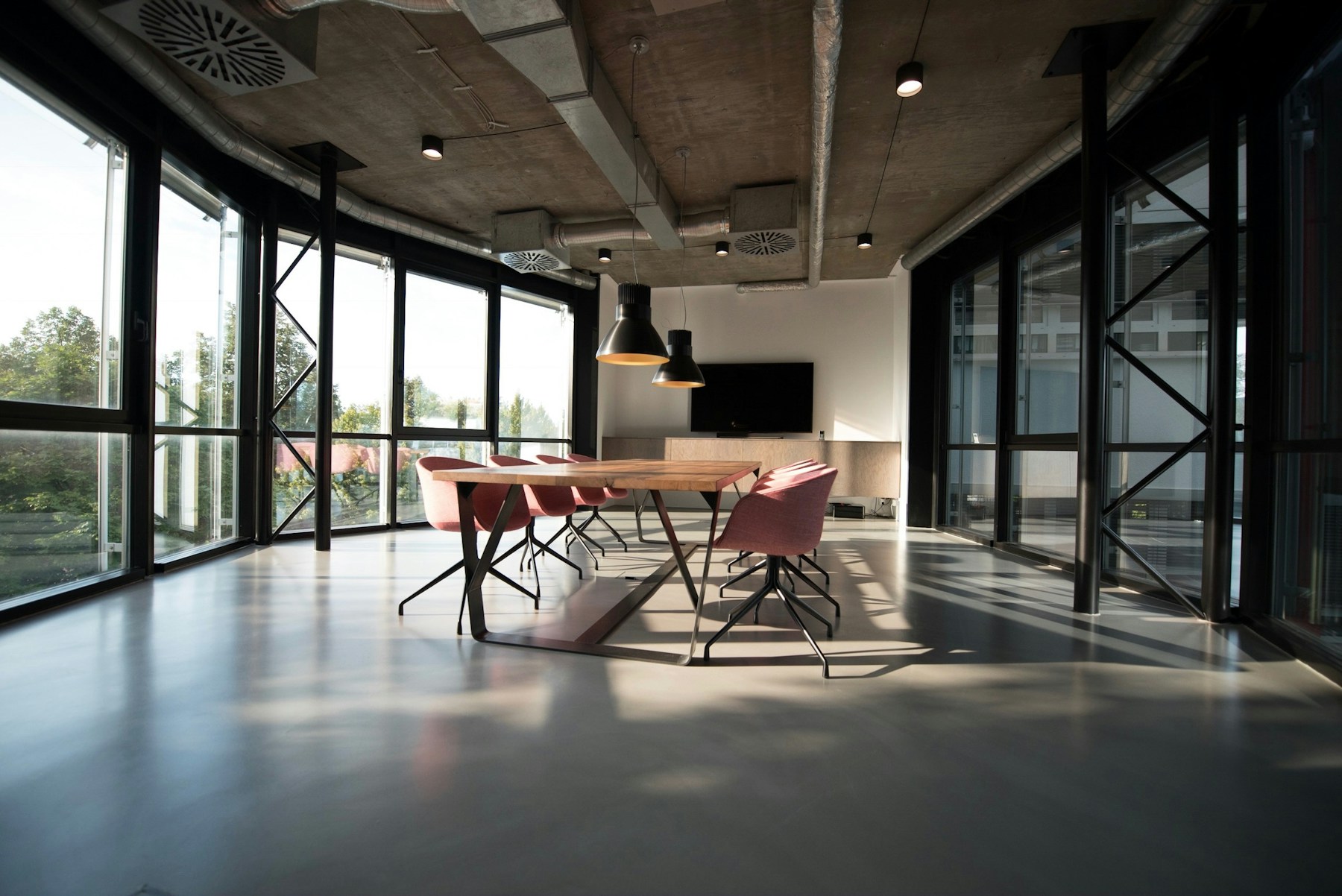 Gün ışığı alan, doğal malzemelerle tasarlanmış modern ofis