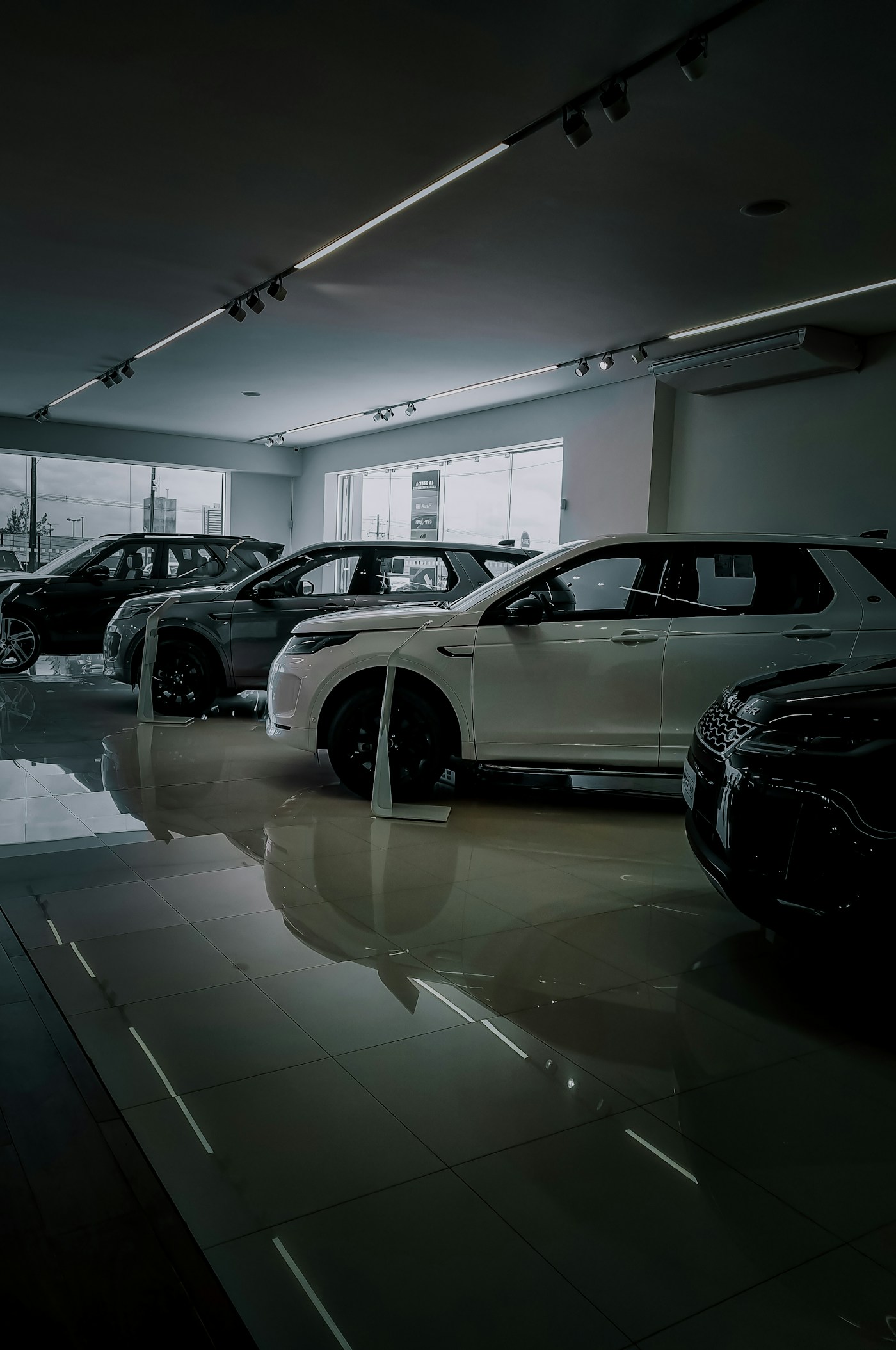 Cam cepheli otomobil showroom iç mekânı